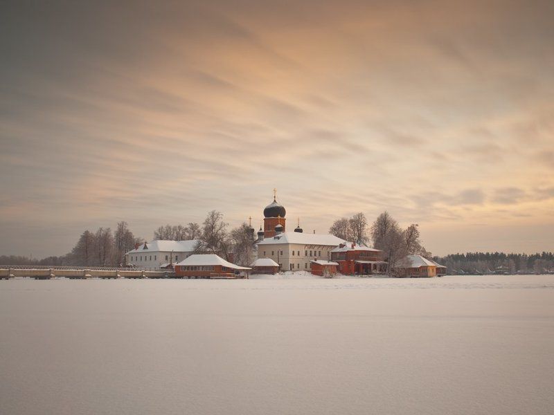 Покров, монастырь, пустынь, храм, Крещение, закат, зима Запорошило церкви куполаphoto preview