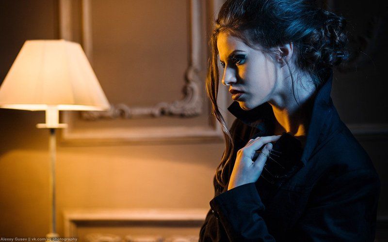 girl,beauty,noir,lamp,night,coat Beauty is your cursephoto preview