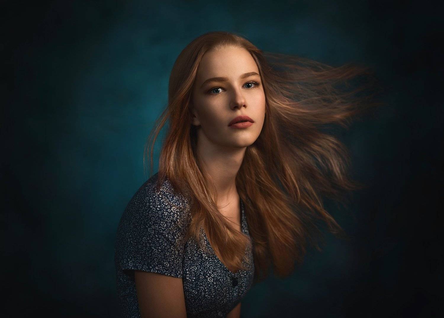 девушка, свет, тень, студия, ветер, волосы, взгляд, ткань, Александр Жосан