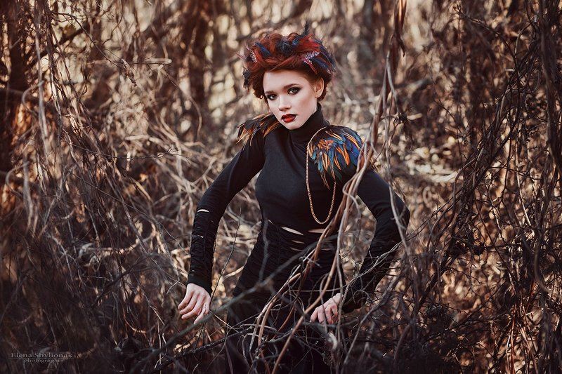 девушка, перья, птица, черное, заросли, осень, портрет девушки ***photo preview
