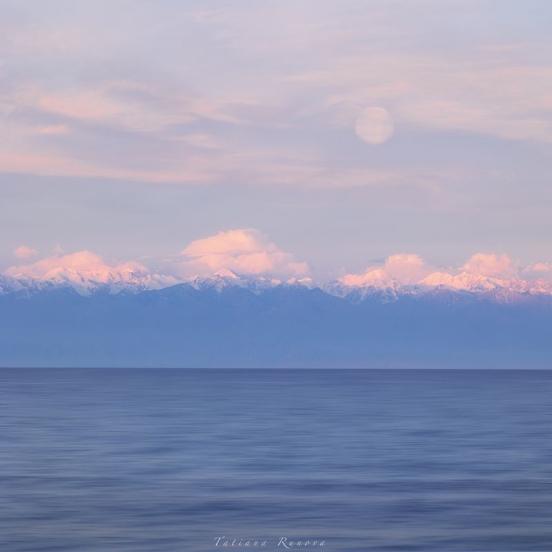 Иссык-Куль на рассветеphoto preview