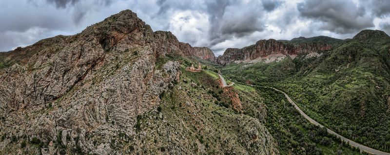 Армения, Вайоцдзорская область, монастырь Нораванк,  Вид на монастырь Нораванк, построенный в XIII–XIV векахphoto preview