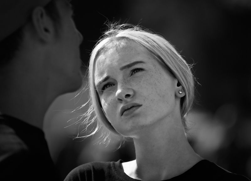 чб фото, городские картинки, уличный портрет, девушка, двое, москва Городские картинки. Двое и Город.photo preview