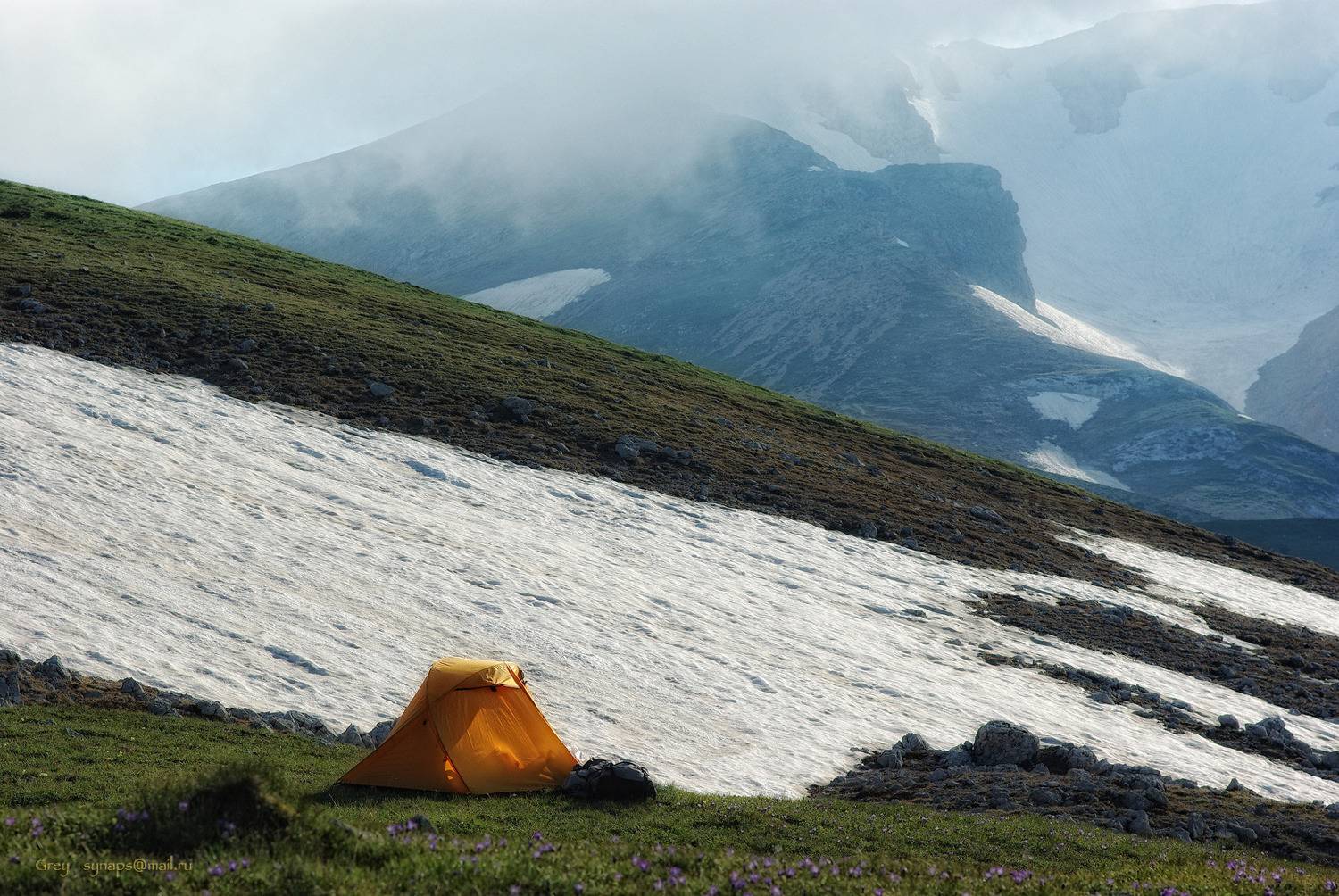 Достойный интерьер для желанного одиночества. Автор: Сергей Павлов горы снег скалы палатка склоны, Сергей Павлов