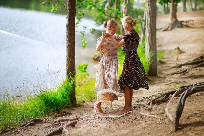 девушка, красивая, сестра, портрет, свет, цвет, на природе, пленер, жанр Сестрыphoto preview