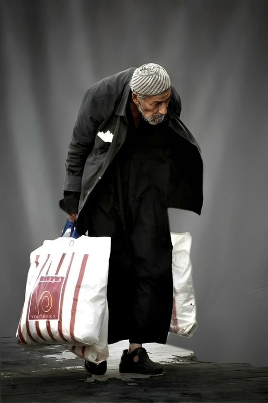 The load is heavy and the road is longphoto preview