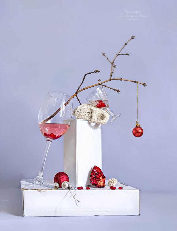 натюрморт, art_photo,  freekebana, ветки, новый_год, бокал, гранат, фото на окне, фото на телефон Новогодняя фрикебанаphoto preview