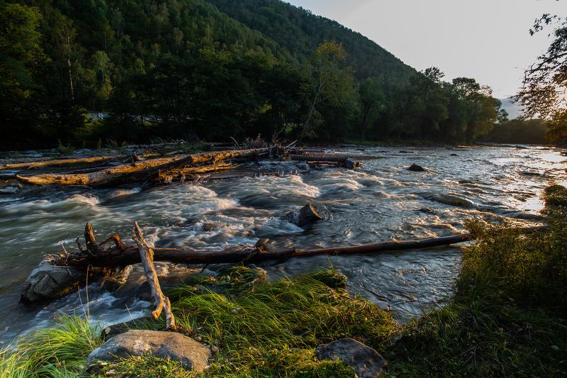 А река течет, по дну катает камушки...photo preview