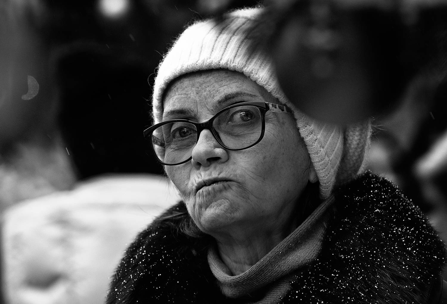 чб фото, уличный зимний женский портрет, горожане, люди и город, прохожие, москва, Vera Trandina