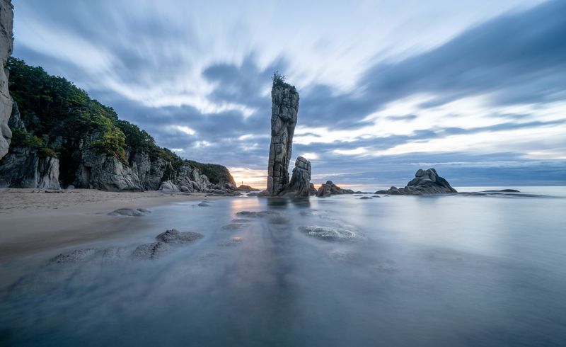 Россия, Приморский край, Лазовский заповедник, бухта Тачингоуза, кекур Самурай, кекур Меч Самурая, рассвет Рассвет в бухте Тачингоуза фото превью