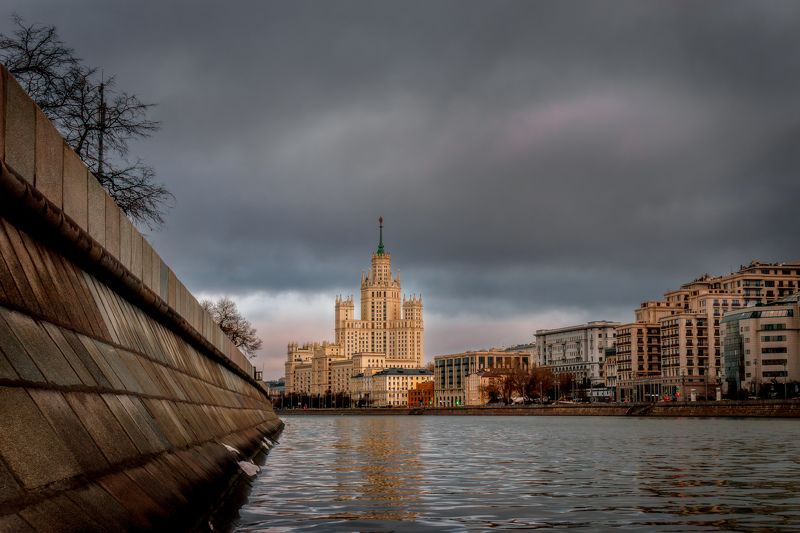 Москва, высотка, Москва-река Высотка на Котельнической набережнойphoto preview