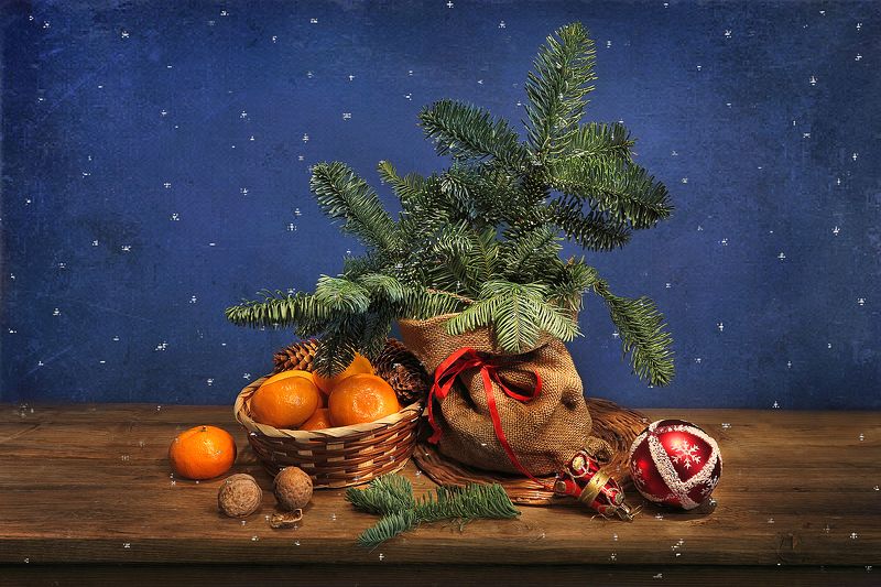 натюрморт,новый год,зима,елка,мандарины,елочные игрушки,орехи Снег кружится,летает,летает....photo preview