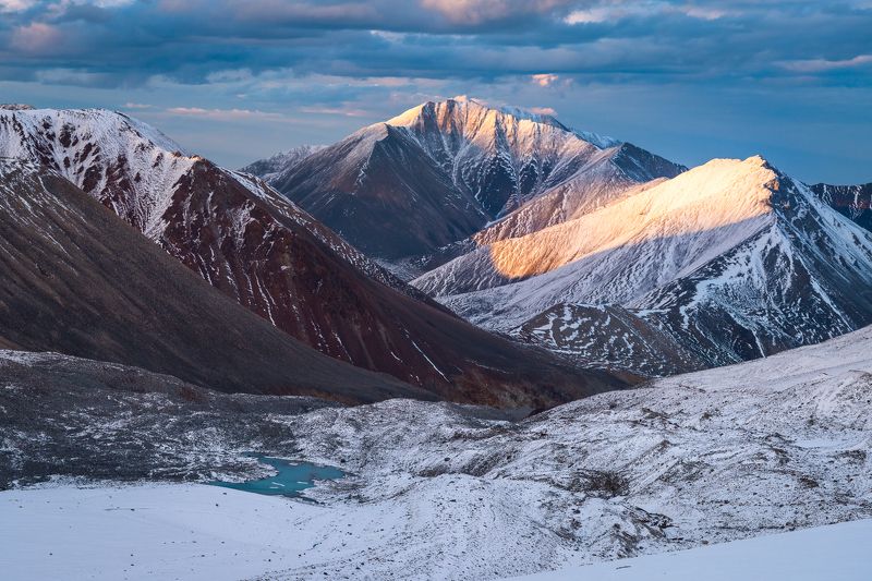 Якутия, Сунтар-Хаята, горы, снег Морены под ледникомphoto preview