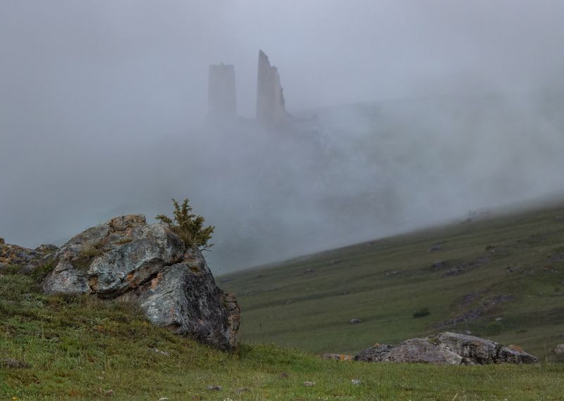 гора склон башня туман облако туча камень скала Исчезающая крепость фото превью