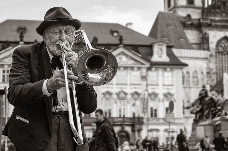 ...а человек играет на трубеphoto preview