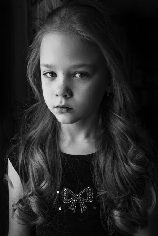 Арина, Бантик, Девочка, Дома, Екатеринбург, Локоны, Портрет девочки, Ч/б, Чёрное платье Arinaphoto preview