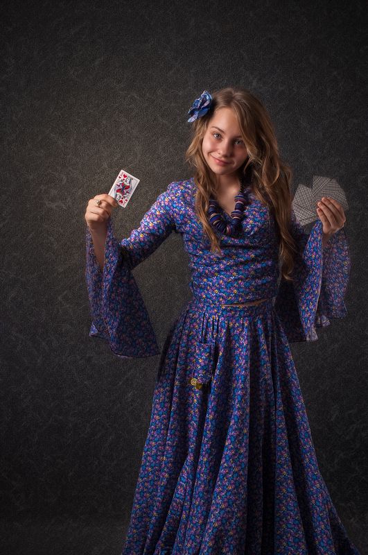 цыганка, девочка, гадалка, цыганский танец, бубен, веер, цыганский костюм, карты, масть, дама черва, дама пика Цыганкаphoto preview