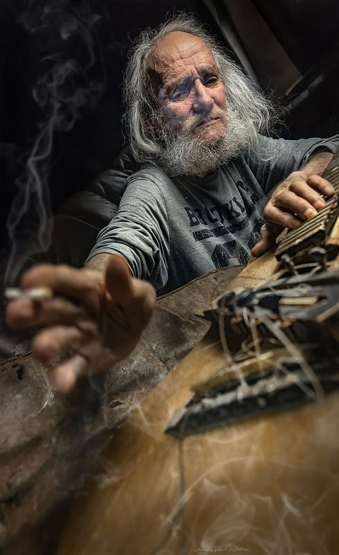 old man, guitar, fine art Törött gitárphoto preview