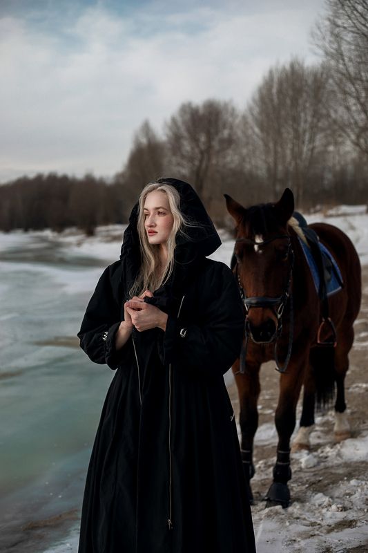 Девушка и лошадьphoto preview