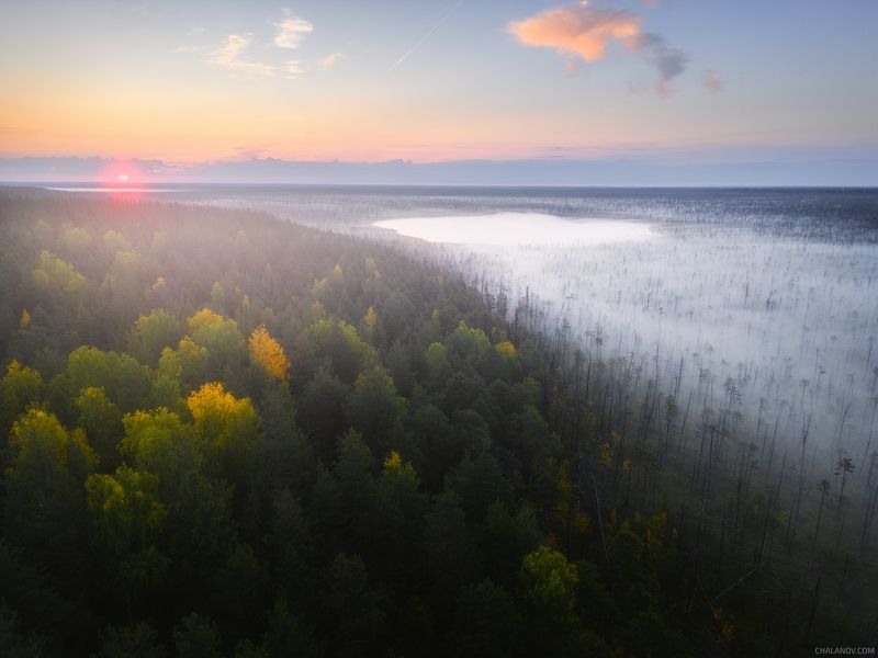 пейзаж, рассвет, озеро, туман, солнце, облака, дрон, осень, болото Туманная долина болота Ырымнюрphoto preview