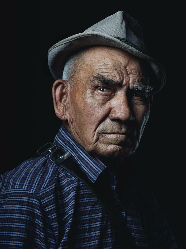 мужской портрет Люди вокруг насphoto preview