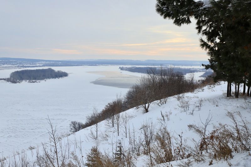 кама река россия берег зима пейзаж перспектива закат отражение полынья лес холм гора высокий На высоком берегу Камы фото превью