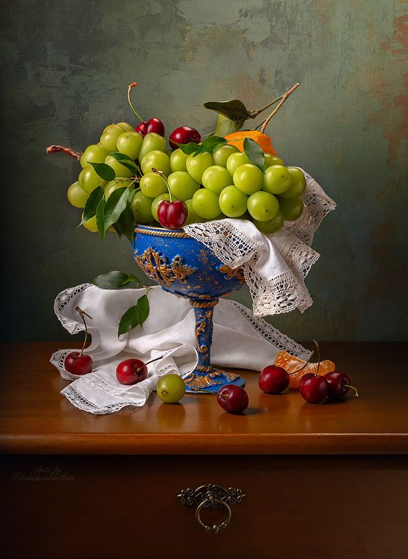 Фрукты в синей вазеphoto preview