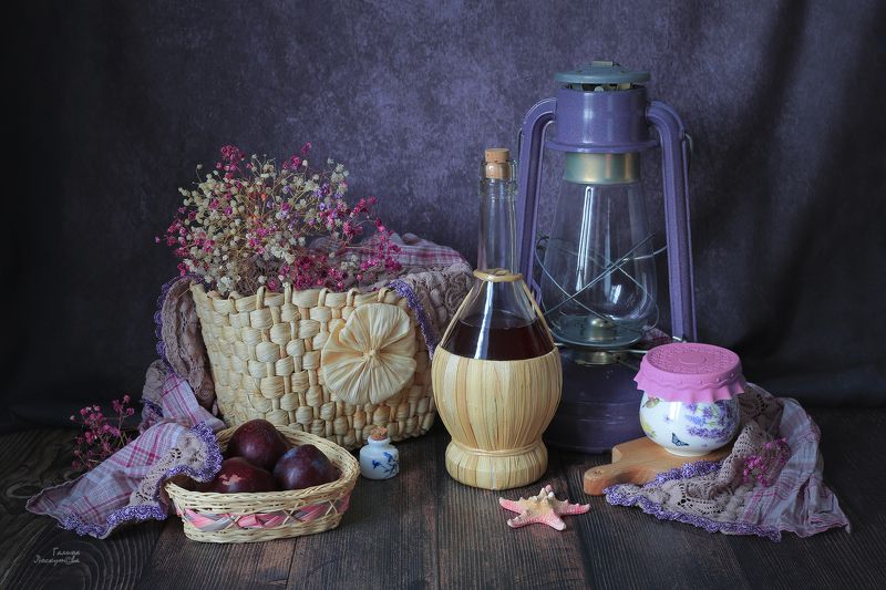фонарь, корзинка, плетенка, фарфоровая банка, бутылка, сливы, морская звезда, гипсофила, шарф Где-то там, на даче летом...photo preview