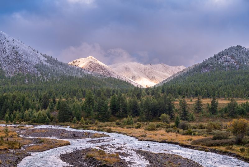 Якутия, Сунтар-Хаята, горы, снег В долине реки Дюптоганphoto preview