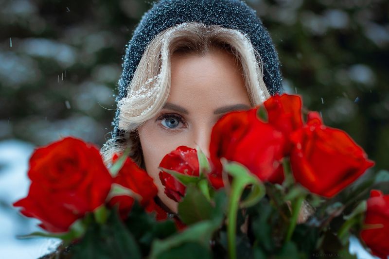 female, portrait, rose, beauty, cold, winter, snow, girl, woman, shot, nikon, 50mm, emotional Red rosephoto preview