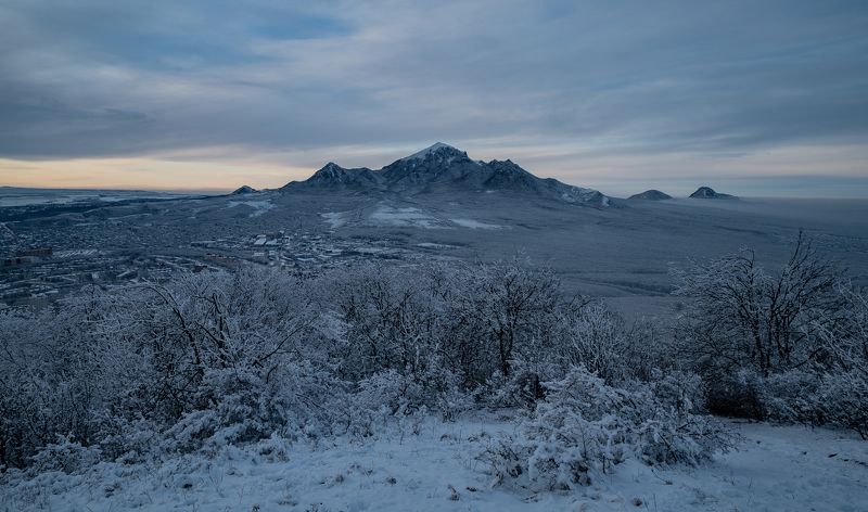 Россия, Ставропольский край, Пятигорск, гора Машук, гора Бештау,  Вид  с горы Машук на гору Бештауphoto preview