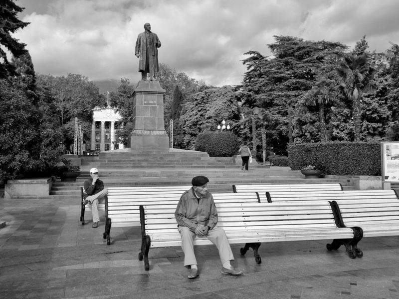 Ленин, лавочка, улица, прошлое, старик Воспоминания о прошломphoto preview
