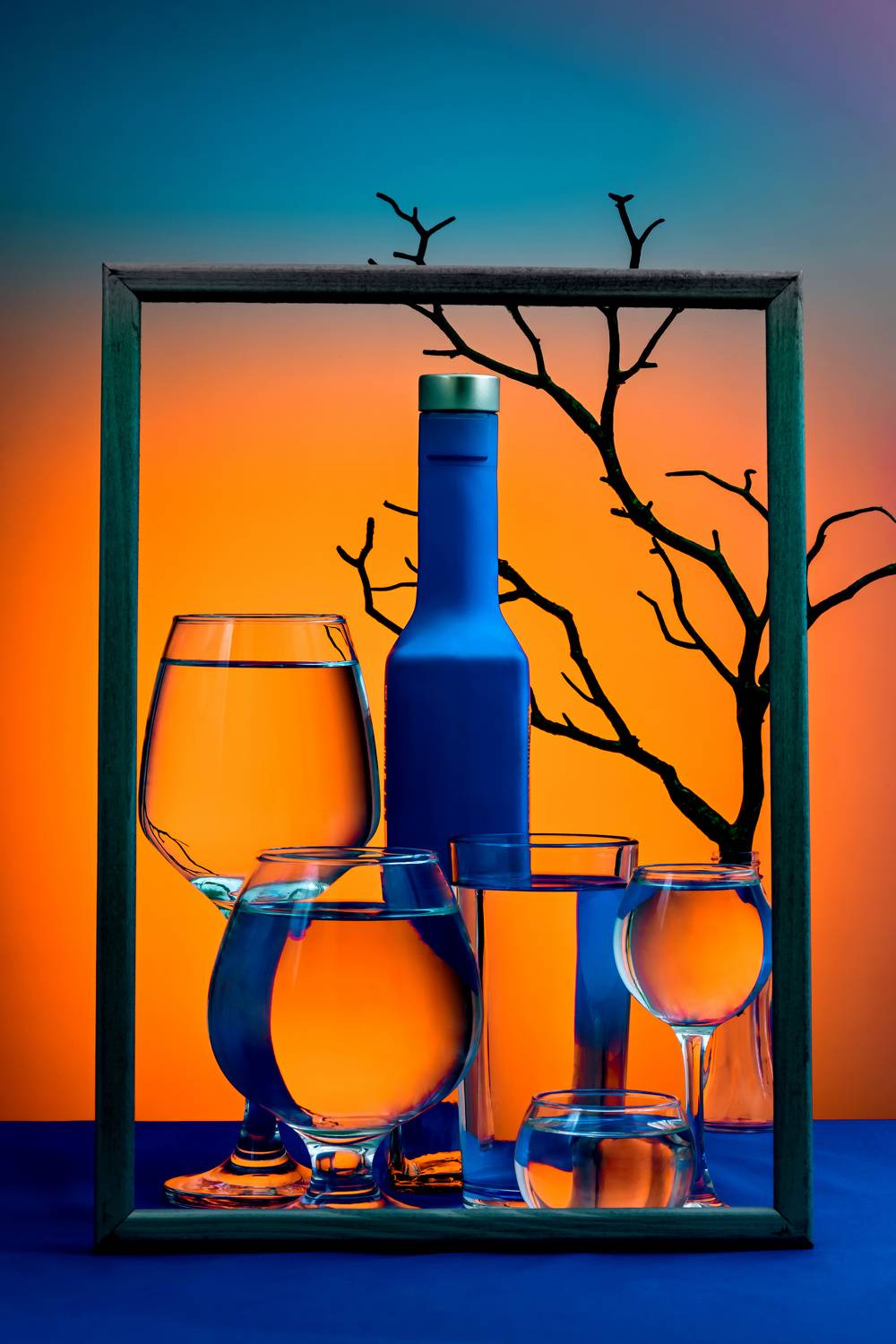 Фоторамка и натюрморт.. Автор: Лапин Сергей напиток, бутылка, картина, натюрморт, фотография, рамка, ваза, натюрморт, стекло, в помещении, искусство. группа бокалов с жидкостью в них., Лапин Сергей