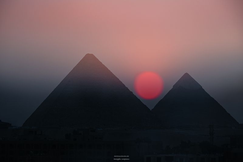 Гиза.Солнце и Великие пирамидыphoto preview