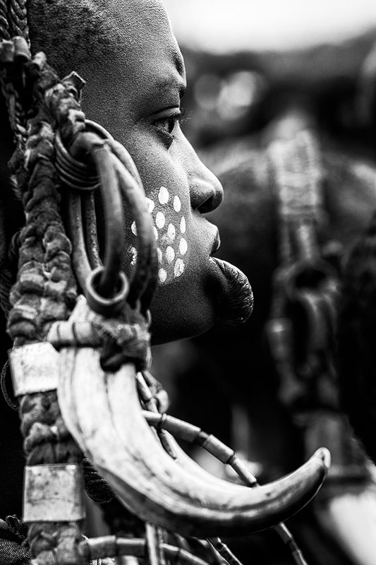 Женщина племени Мурсиphoto preview