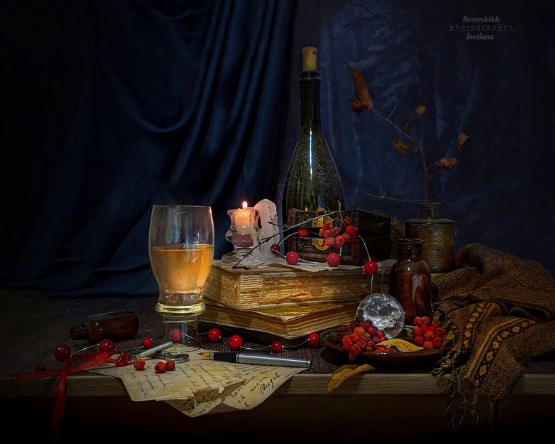 натюрморт, darkphoto, food photo, фуд фото, ягоды, вино, бокал, свеча, книги, фото на телефон Терпкое виноphoto preview