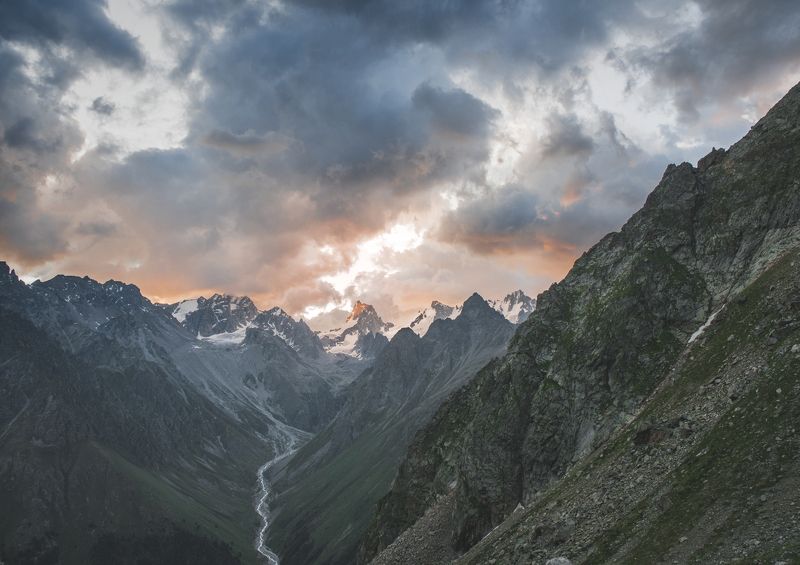 Закат в горахphoto preview