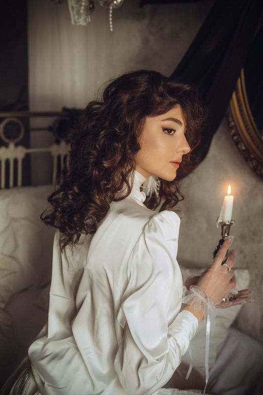 девушка,женский портрет, портрет, глаза, женская аура, кудри, святки, свеча, магия, зеркало Святкиphoto preview