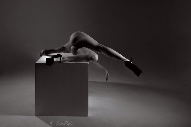 Девушка на кубеphoto preview