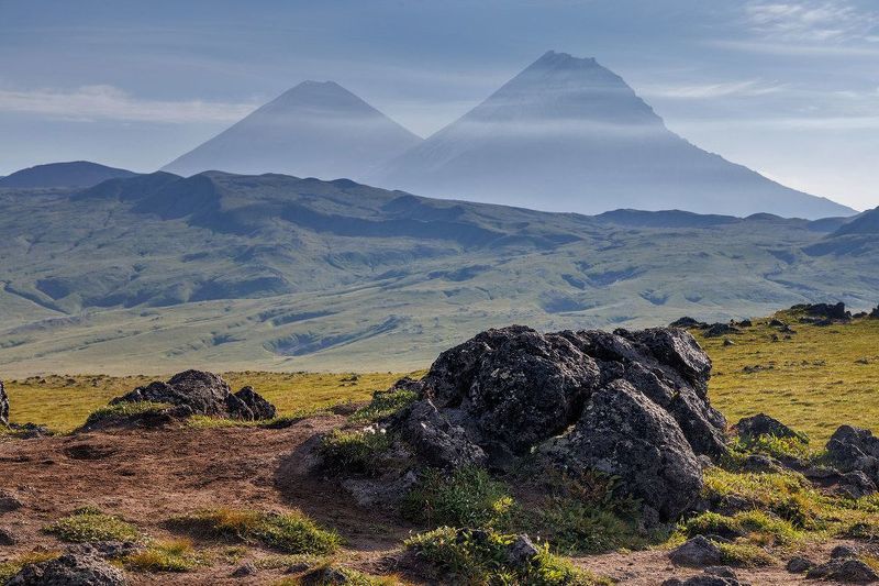 Горы призраки. Вулканы Ключевская сопка и Камень фото превью