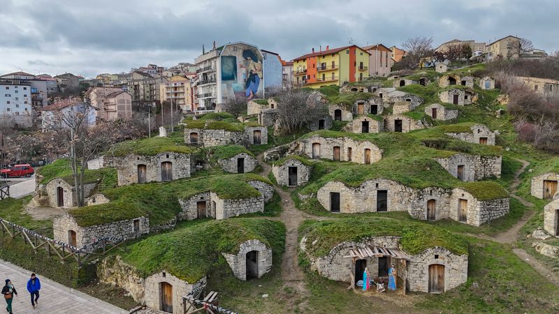 Хоббичьи норы. Пьедрагалло, Италияphoto preview