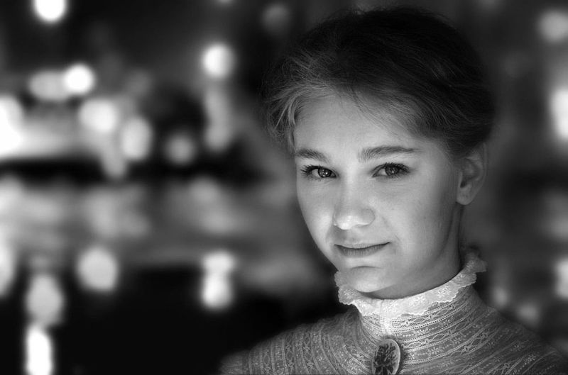 Продавщица сладостейphoto preview