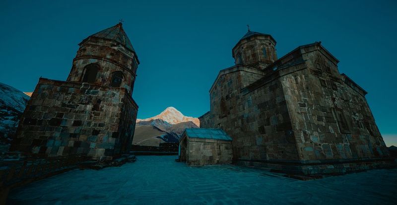 Грузия, Казбеги, Степанцминда, Троицкая церковь в Гергети, Gergeti Trinity Church, гора Казбек Троицкая церковь в Гергетиphoto preview