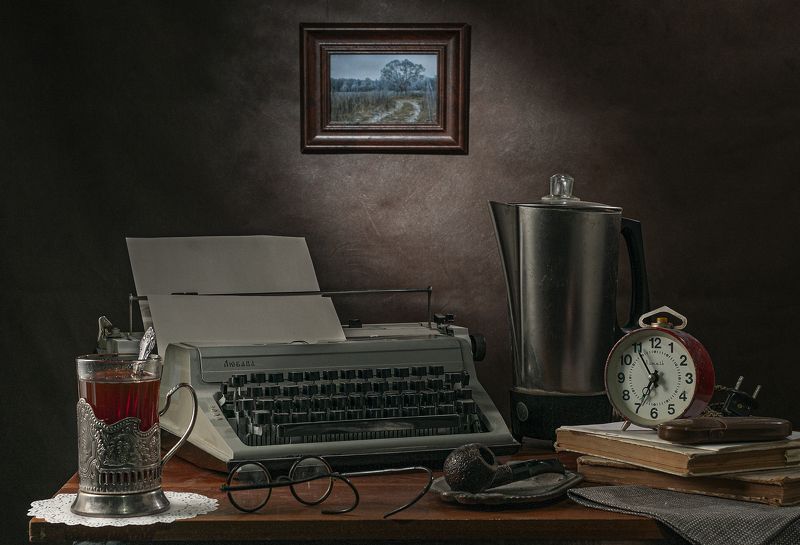 будилник пишушая машинка стакн чая очки Предметная композиция с пишушей машинкойphoto preview