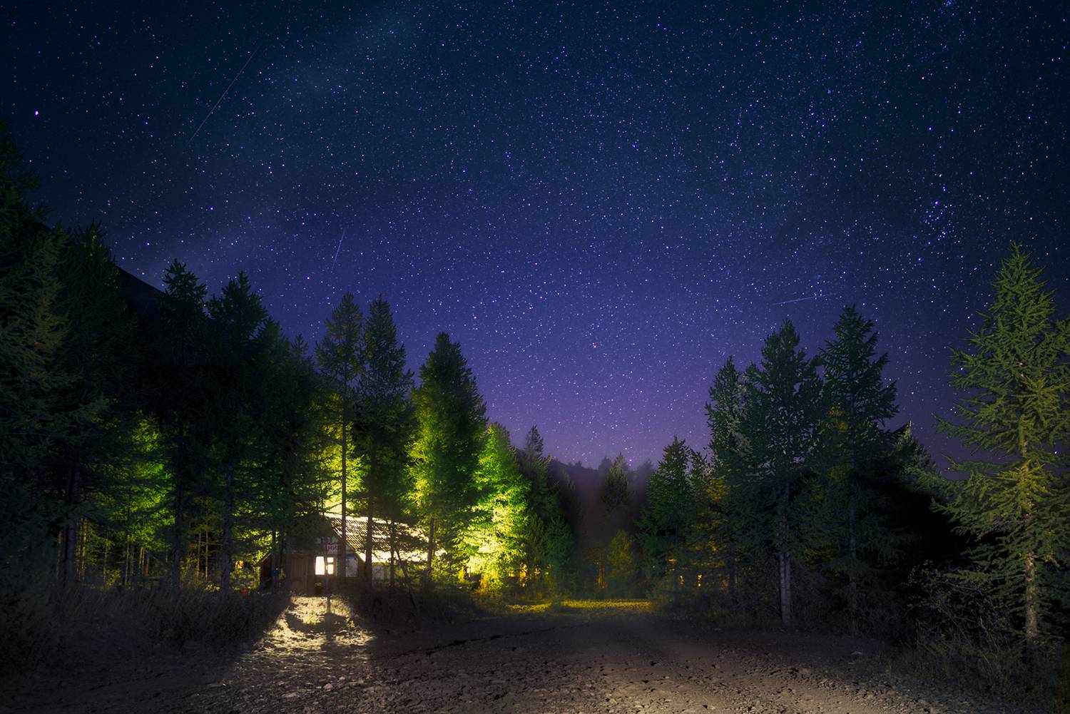 Актру. Автор: Антипов Дмитрий пейзаж, природа, ночь, звезды, свет, дом, горы, алтай, акту, северо-чуйский, хребет, Антипов Дмитрий