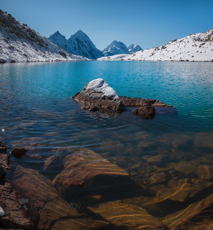 северный кавказ, горы, гора, вершина, путешествие, туризм, хребет, нахарский хребет, нахар, махар, трехозерьё, озеро, горное, даутский заказник, карачаево-черкесия, зима, снег, лёд, отражение, днём, солнце, изумруд, камни, скалы, Изумруд горphoto preview