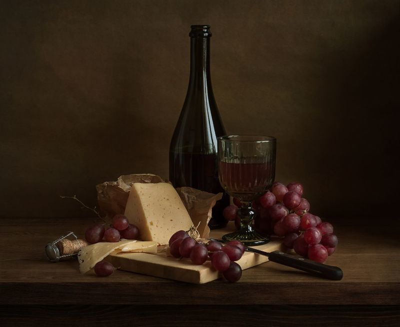 виноград, сыр, вино, разделочная доска, нож. В1photo preview