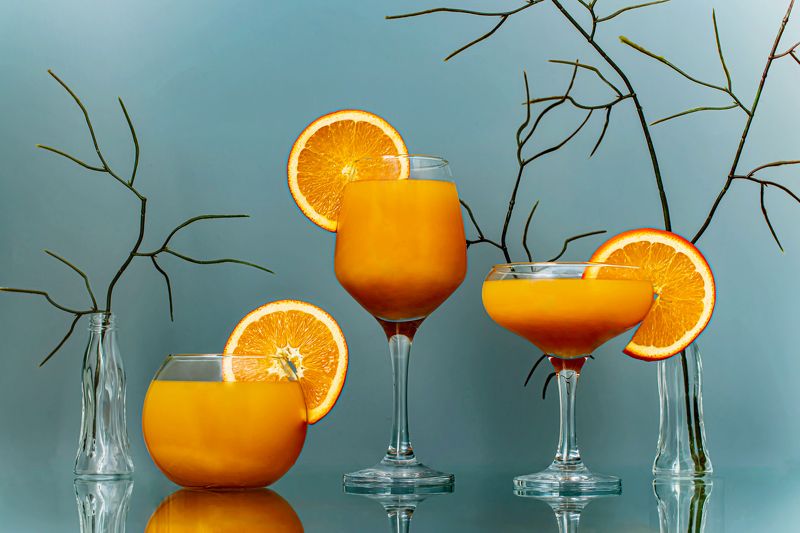 свежевыжатый апельсиновый сок в стакане Агуа де Валенсия: Коктейль, апельсиновый сок фрукты, напиток, сок,  апельсиновый напиток, коктейль, посуда для напитков, апельсиновый сок, бокалы, апельсин, цитрусовые, стекло, еда. группа бокалов с апельсинами внут Апельсиновый фреш.photo preview