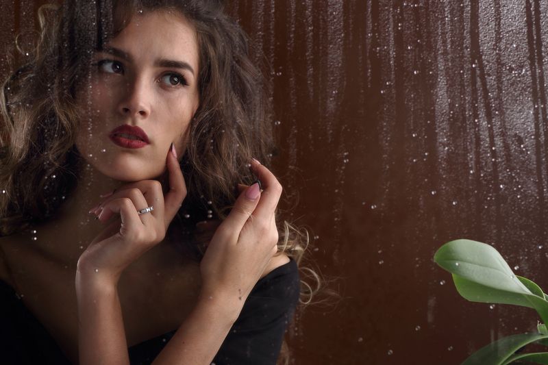 девушка, модель, портрет, окно, романтика, грусть, красивая, ожидание, глаза, молодая, дождь, кадр, руки, пальцы Надеждаphoto preview