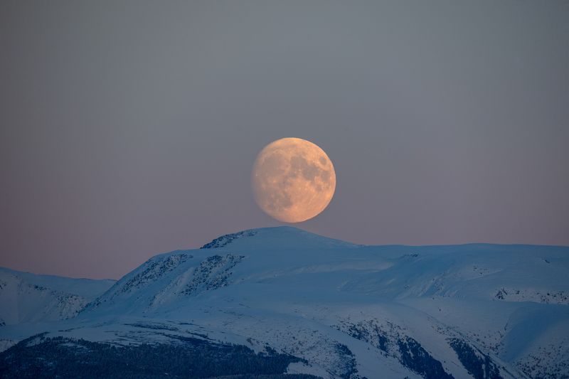 Луна закатывается на Северочуйский хребет.photo preview